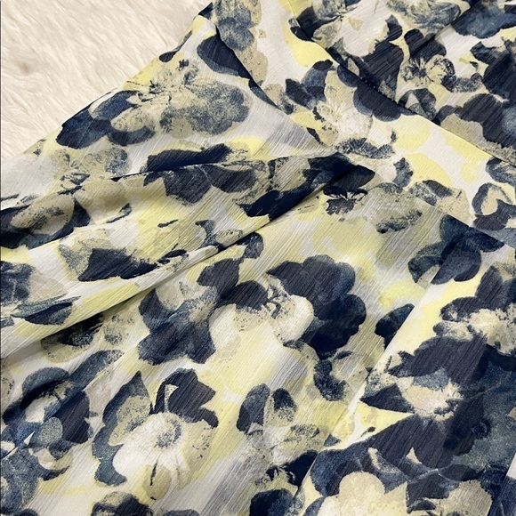 Ricki's Elegant Floral Dress in Blue and White - Picture 4 of 6